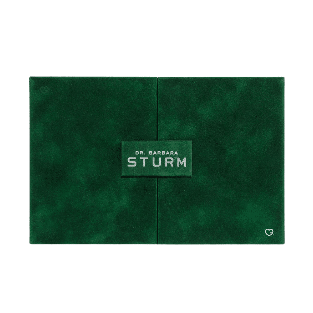 Calendrier de l’Avent Dr Barbara Sturm 2025 en coffret vert velours renfermant 24 soins skincare de luxe pour peau éclatante.