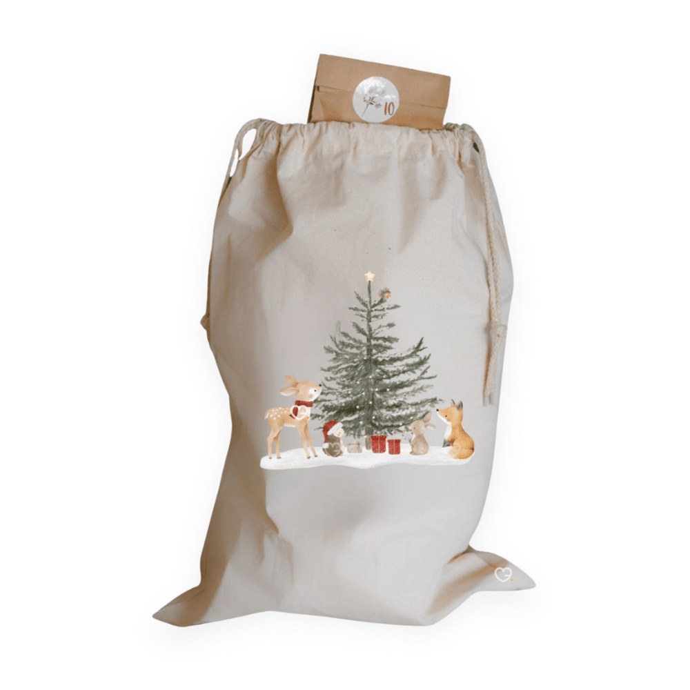 Calendrier de l’Avent Bébé 2025 pour maman et enfant. Coffret original en hotte réutilisable avec 25 surprises utiles et tendres : accessoires, soins, déco et bijou pour jeunes parents.